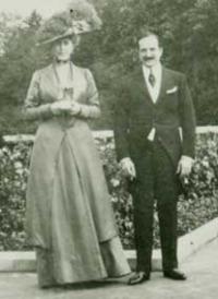 Lady de Grey and Antonio Scotti in the gardens at Coombe Court